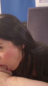 Sa femme lui taille une bonne pipe le jour des hommes
