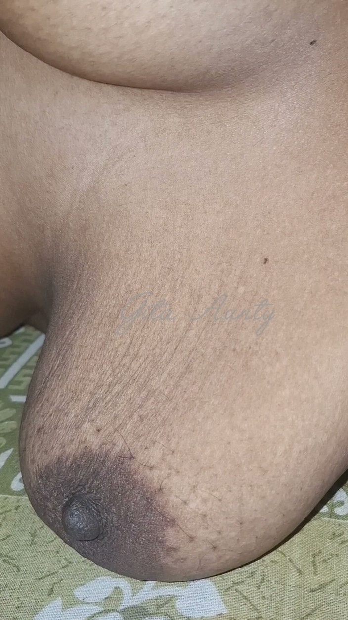 Indian aunty sex: วิดีโอของการเล่นกับนมของสาวอินเดีย