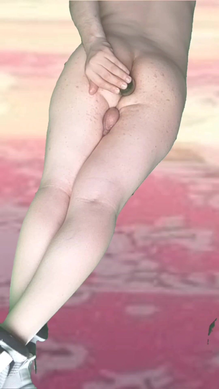 Kitty_Cross: Più grande cetriolo viene usato come un dildo per l'alta...