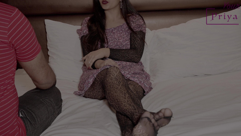 Your Priya: 火辣继母在印地语音频中操继妹后激情做爱