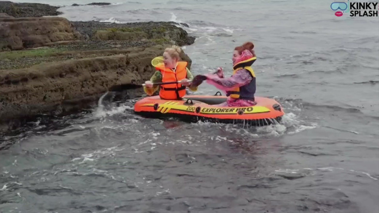 UKCuteGirl Lucy Lauren: Two Girls one Dinghy：紧身橡胶和 pvc 雨衣