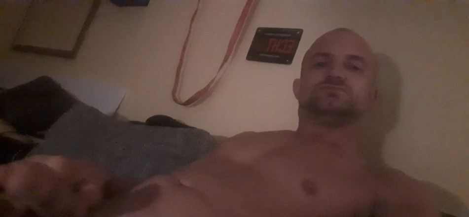Horny young man: Masturbarsi a casa.