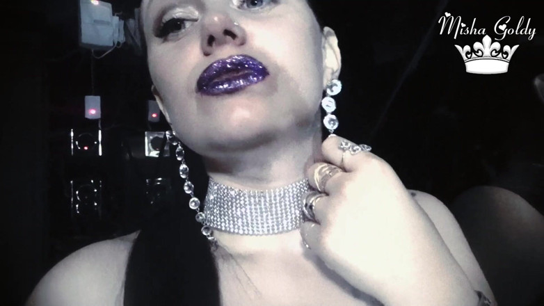 Goddess Misha Goldy: 紫色闪闪发光的亲吻和嘴唇气味