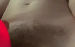 やつに気づかれずに卑劣なオナニーをしようとしています