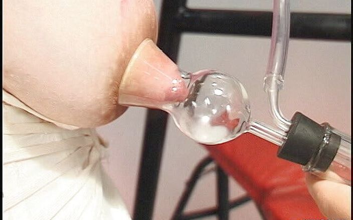 Big Tits for You: गंदी मालकिन अपने गुलाम को स्तनपान कराने और दूध पीने के लिए डालती है