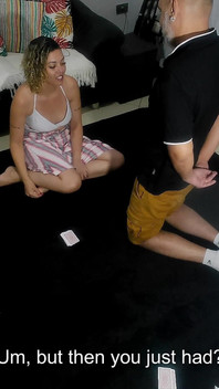 Anh chị em kế chơi một trò chơi kết thúc với việc cô ấy khỏa thân và xuất tinh vào