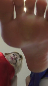 Sub picioarele tinerelor zeițe blonde.