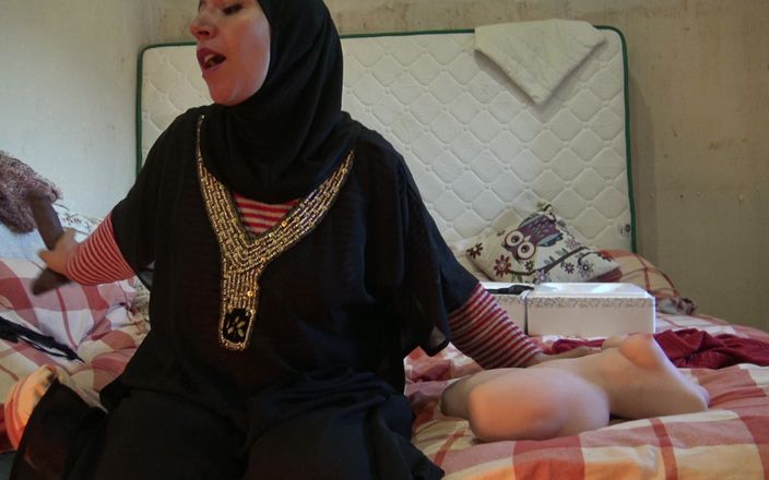 Souzan Halabi: Wanita muslim nakal lagi asik muasin memeknya pakai dildo ukuran...