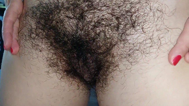 Amateur_MS: Une femme amateur doigte sa chatte poilue. Chatte poilue brune...
