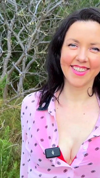 MiLF con le tette piccole con degli occhi bellissimi, Lily è una vera donna monella!