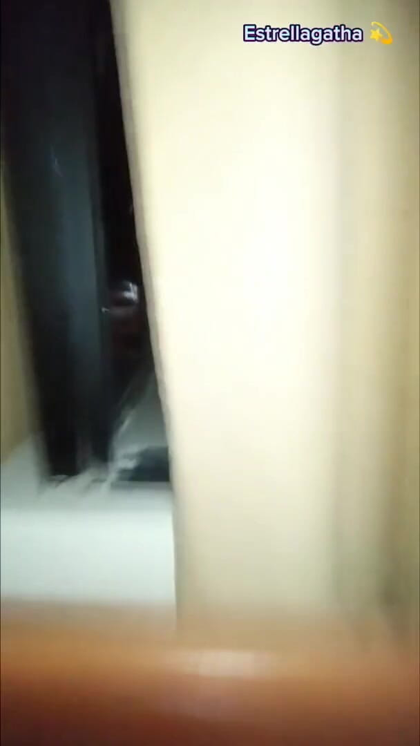 Estrellagatha: Mon partenaire me taille une pipe dans mon vagin la...