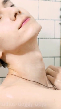 크림을 쓰다듬는 샤워 소년