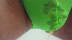 kinkylittledickie: Мікро пеніс писяє в трусиках