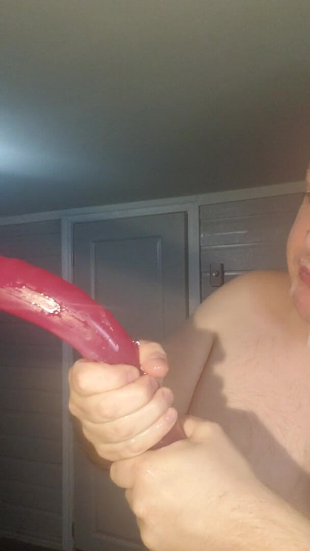 Charlieboy69: Oral adânc în gât imens, vibrator dublu violet de 18 inci