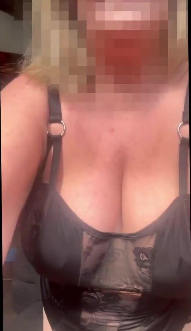 Julie Cunningham: Złapany chodzenie w garażu Withhuge naturalne cycki na zewnątrz