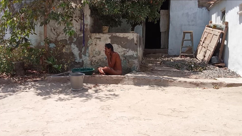 Mukesh Solanki: Mukesh Solanki fa il bagno