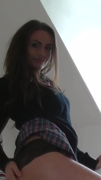 Sarah louise lagi asik pamer kaki sepuasnya!