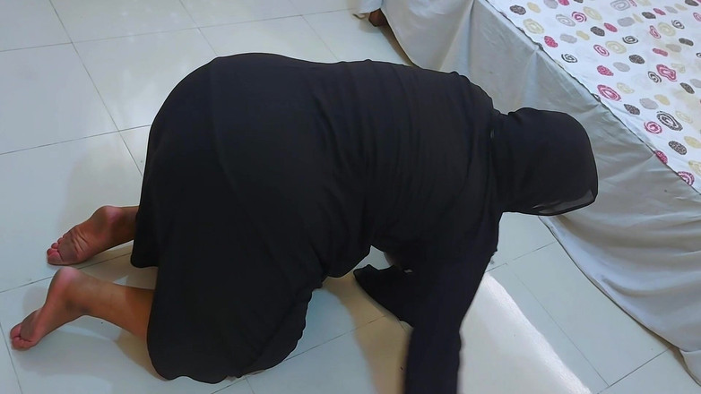 Aria Mia: Macocha utknęła pod łóżkiem i pokaż swoją wielką arabską muzułmańską dupę,...