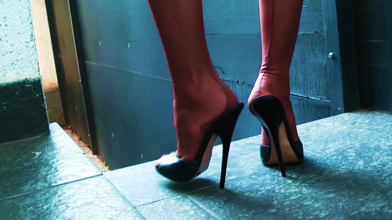 Goddess Celine: Stiletto mules dengan stoking nilon yang berkeringat joi feet