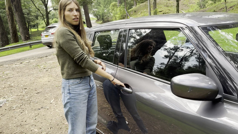 scarlettandc: Мы взволнованы, услышав звук машины, целуются, трогая груди друг друга и испытывая оргазмы.