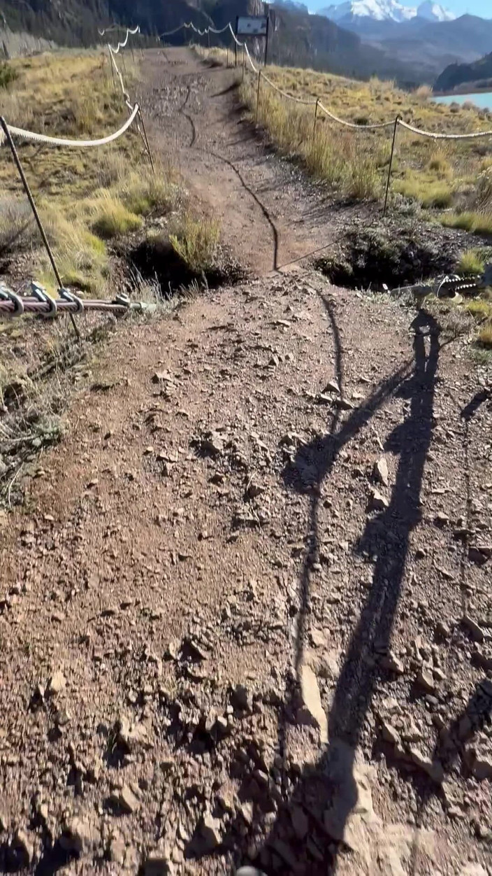 Dahlia Wolf: 恋足癖户外过桥