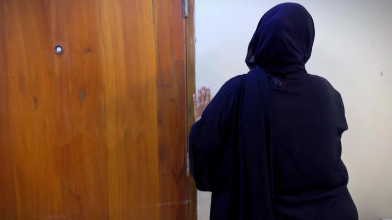 Aria Mia: Matrigna marocchina calda indossa un reggiseno hijab abaya e un...