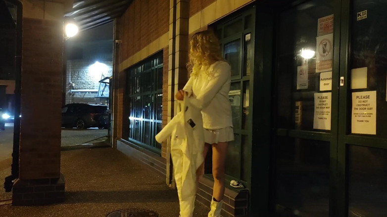 The Midnight Minx: Otobüs terminali teşhiri