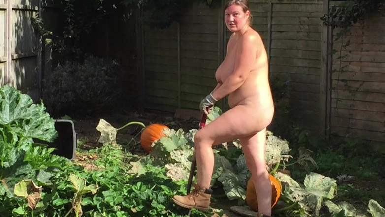 Frequentmasturbation: Fkk-Genießen den sommer sonnenschein im garten