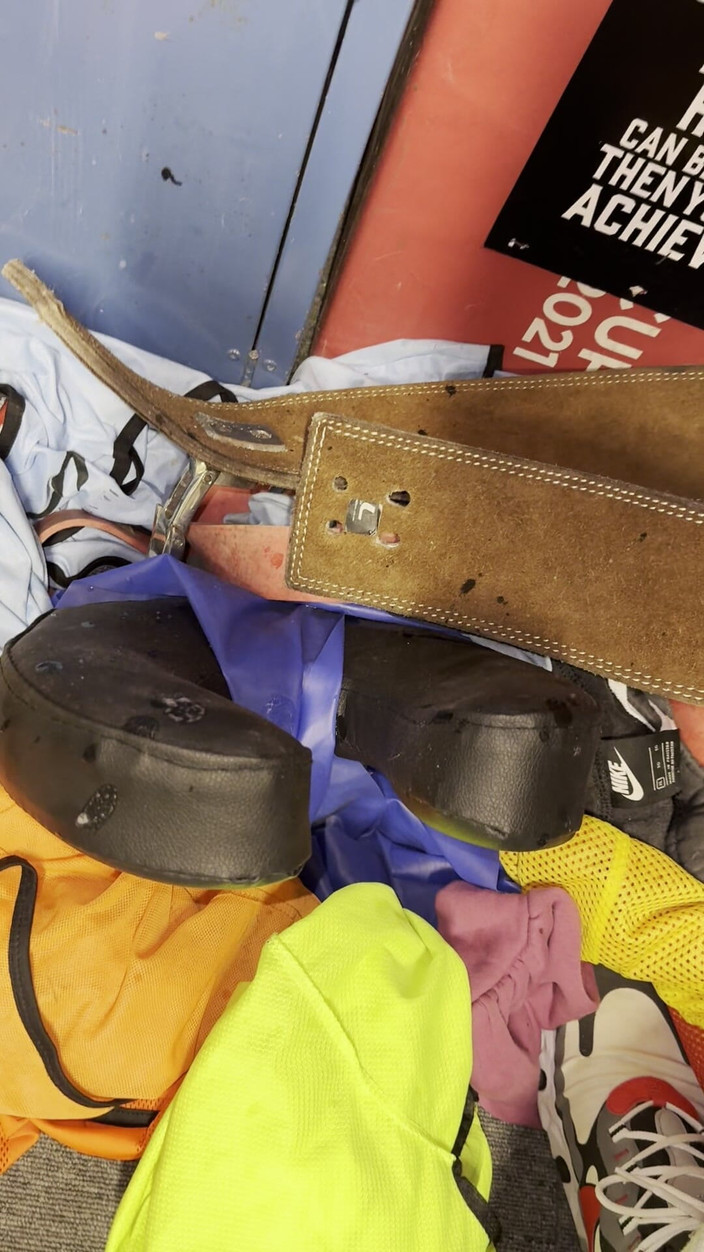 Andyleexxx: Sono stato cattivo nello spogliatoio con il mio cazzo enorme