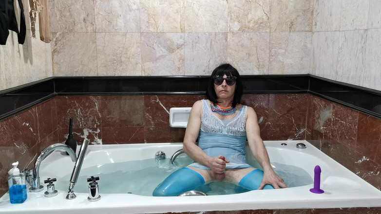 Sissy Cummy Lingerie: Erotika a naturalismus v hotelu v Bangkoku nebo večer po...