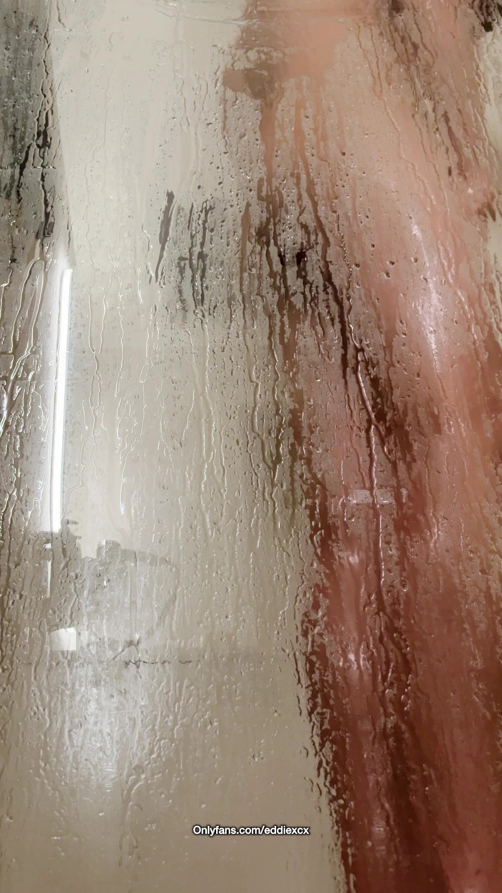 eddiexcxc: Twink sous la douche
