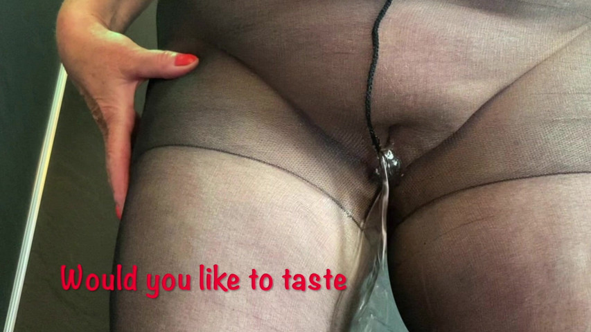Mrs Mature Feet in in her Pantyhose