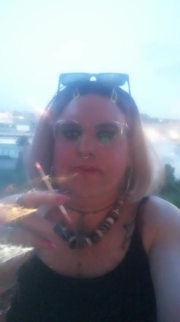 Stefanie Laveire: La trans bionda stefanie fuma 2