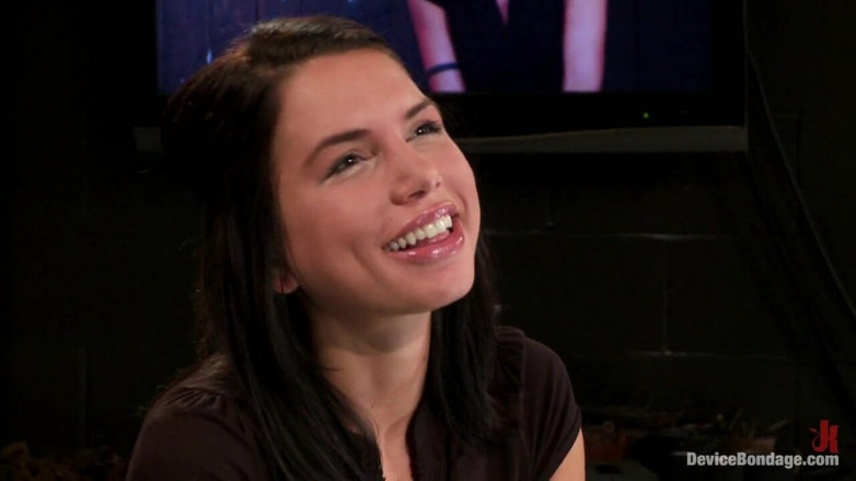 Device Bondage by Kink: Micah Moore aceitada, doblada, follada y follada duro