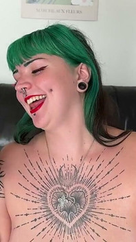 O fată tânără și obraznică, tatuată peste tot, este prinsă într-un threesome fierbinte!