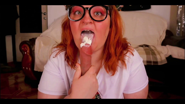 AssGives: Studentka po studiu předvádí své dovednosti kouření