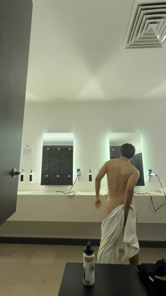 joanraay: Nackt in den umkleidekabinen des Fitnessstudios