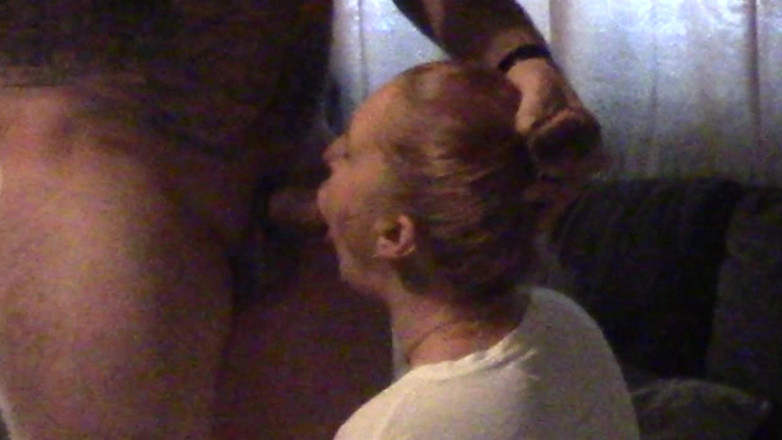 Lusty Mommy and Dirty Daddy: Cewek nakal ini masukin kontolnya dalam banget!