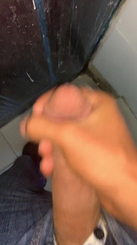 Ik moest aftrekken omdat ik me geil voel op het werk