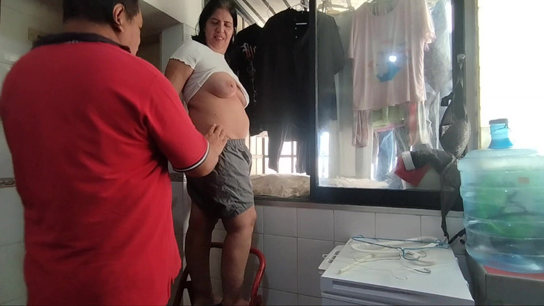 MaturecoupleVe: Dia mengatakan kepada saya bahwa jika saya membantunya menggantung pakaian,...