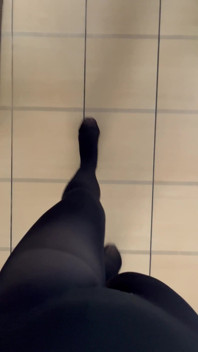 POV: Chodzenie w czarnych rajstopach
