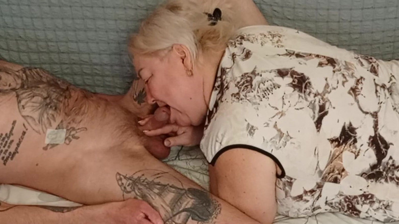 Zona901: Jiran datang untuk makan tengah hari untuk menghisap batang saya...