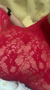 Latina in lingerie rossa si stuzzica la figa e si fa un ditalino - Colomperx