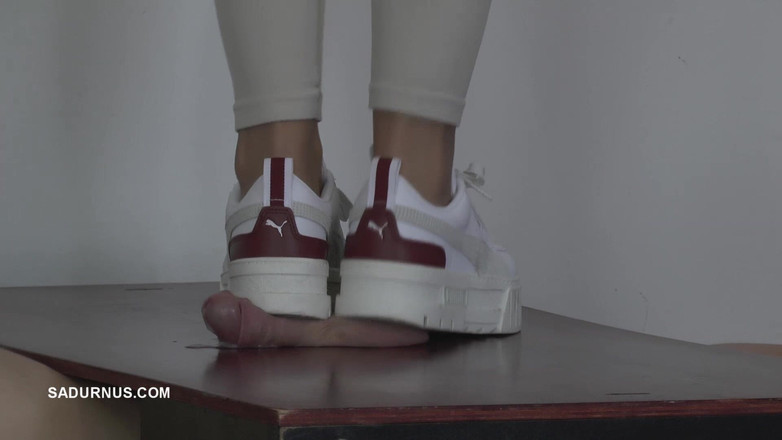 Sadurnus: Paní Natasa právě klepá na jeho telefon