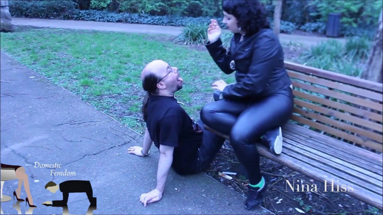 Domestic femdom: Popelník v parku Společenství