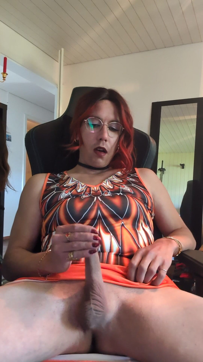 Killitoris: Une tapette se branle et mange son sperme