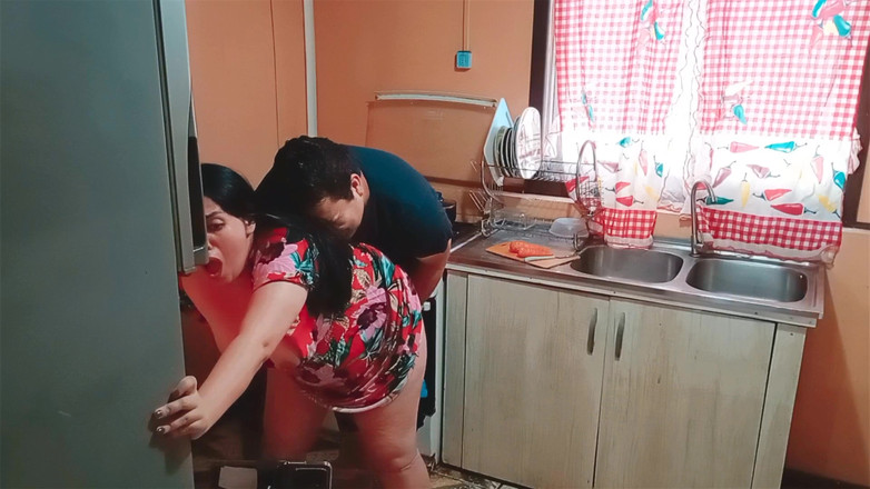 BBW Kelly Mom: 새엄마가 냉장고를 열때 부엌에서 섹스