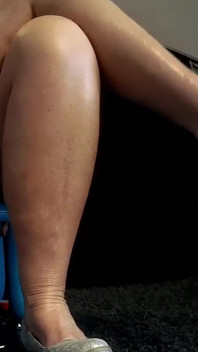 Sexy et aux jambes sur une chaise basse 3