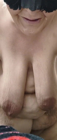 욕조 위에 세면대에서 Krazy를 얻는 것은 분홍색으로 흐른다