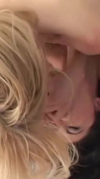 Ashley Blue y Heather Gables se satisfizo con varios consoladores diferentes y enormes